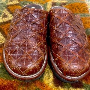 Women slip ons fits for  a 7.5  Encanto shoe